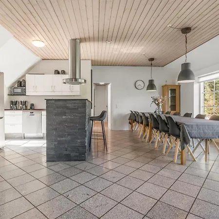 2032 Nyaraló *